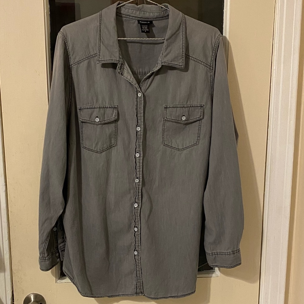 Gray Button Down Shirt in GREAT condition 💜